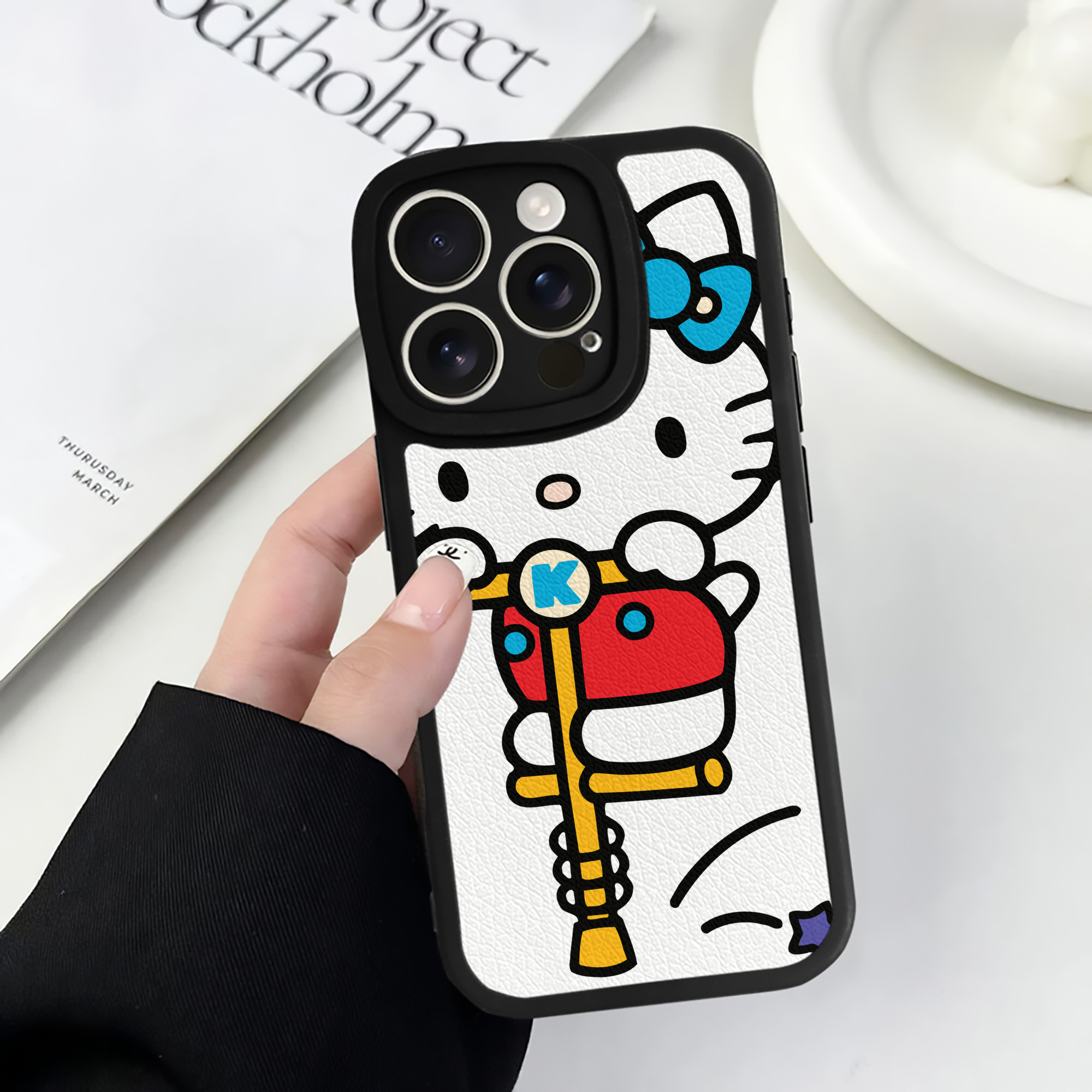 （画像用） Hello Kitty ハローキティ 【iPhone 16シリーズ対応】シリコンスマホケース（レザー調） 材質：シリコン